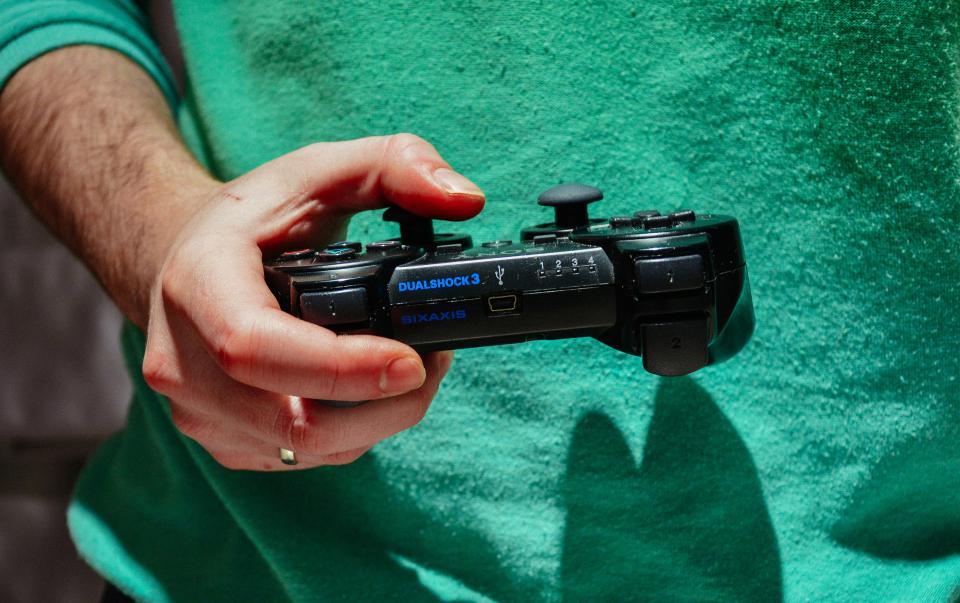Gaming console and controller